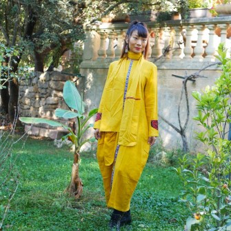 Robe jaune en lin avec écharpe