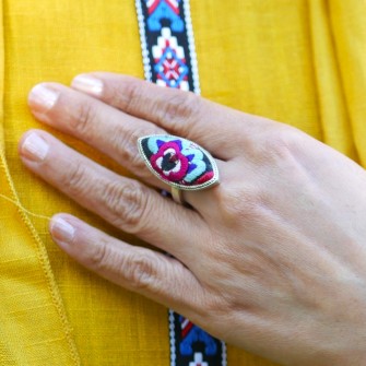 Bague oblongue en broderie...