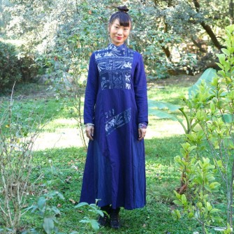 Robe bleue avec motif batik