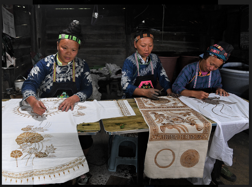 Femmes Miao réalisant des batiks à la cire