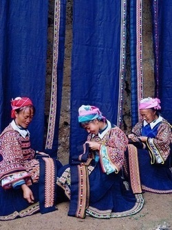 Femmes Miao réalisant des broedries